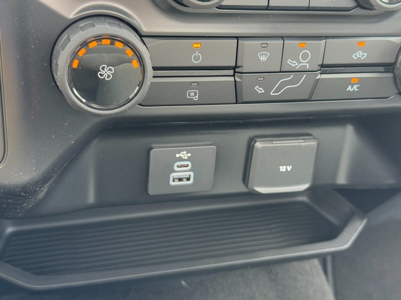 Ford Super Duty F-350 SRW Vehicle Full-screen Gallery Image 13