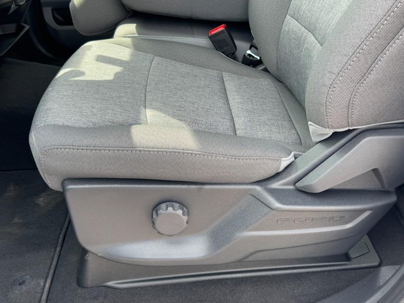 Ford Super Duty F-350 SRW Vehicle Full-screen Gallery Image 15