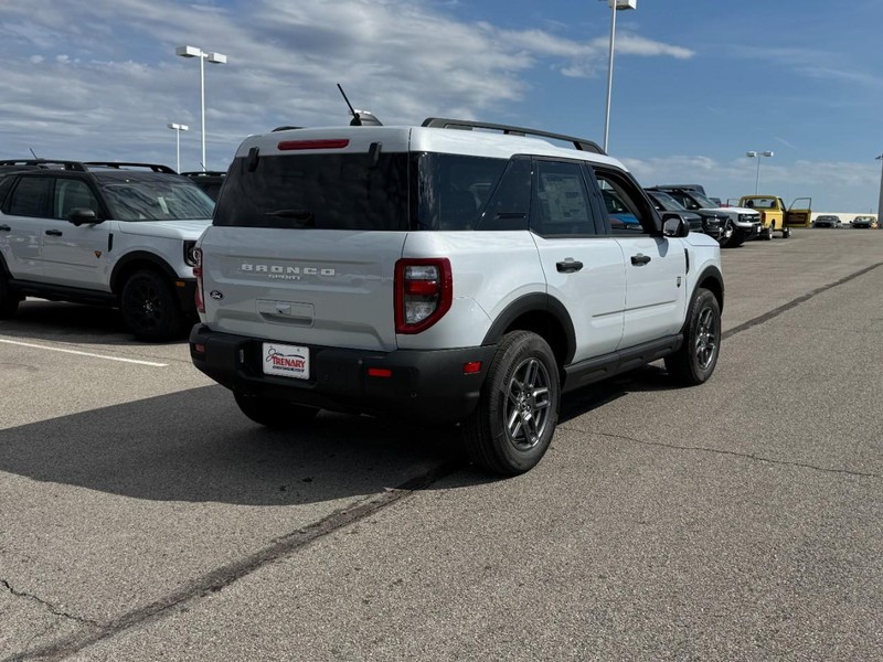 Ford Bronco Sport Vehicle Full-screen Gallery Image 3
