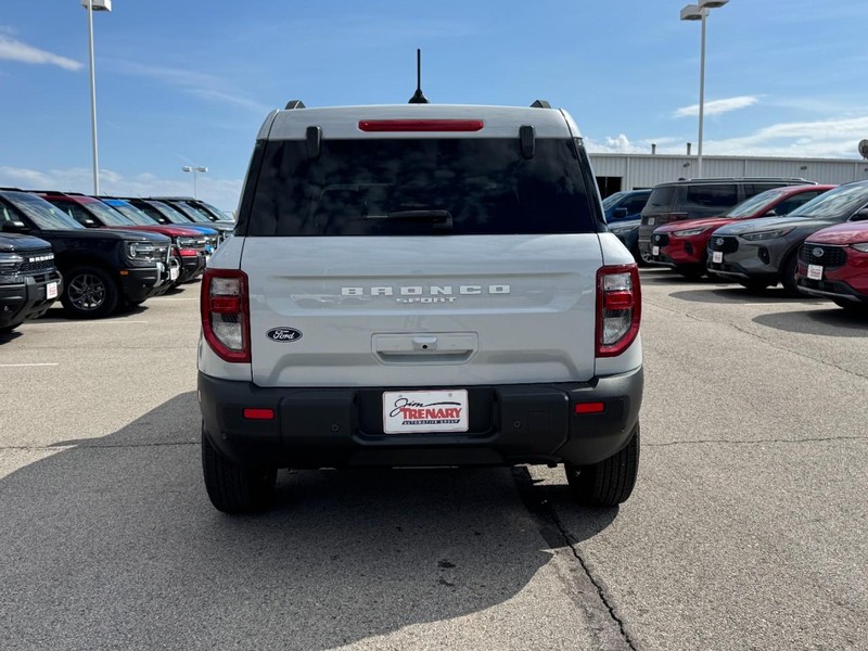 Ford Bronco Sport Vehicle Full-screen Gallery Image 4