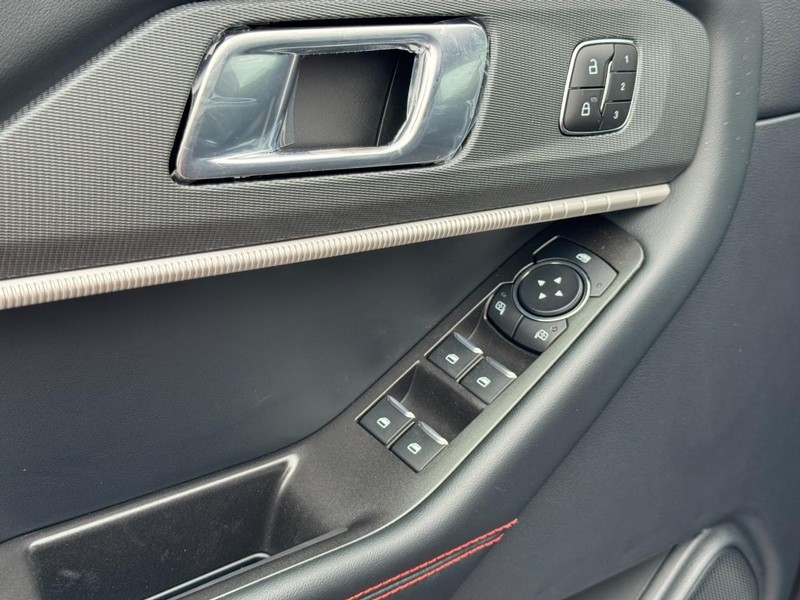 Ford Explorer Vehicle Image 13