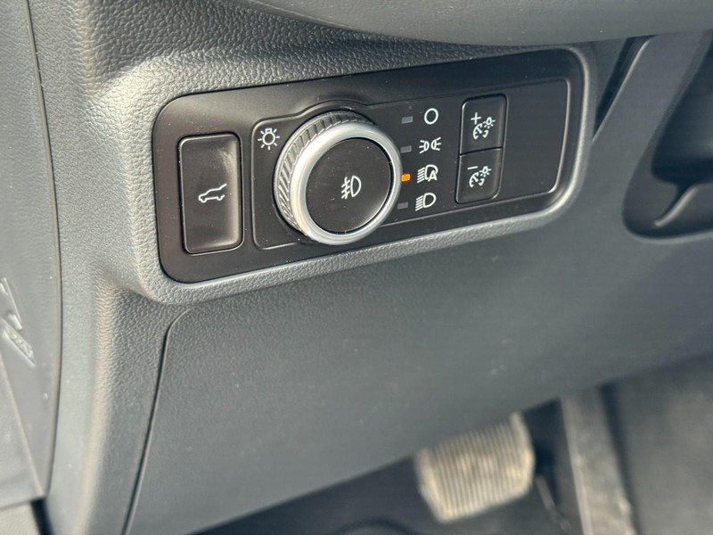 Ford Explorer Vehicle Image 15