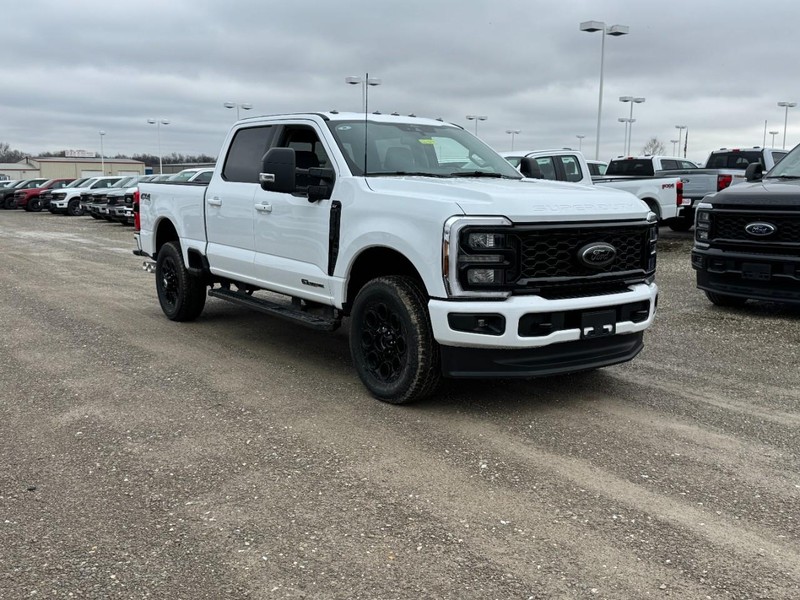 Ford Super Duty F-250 SRW Vehicle Full-screen Gallery Image 2