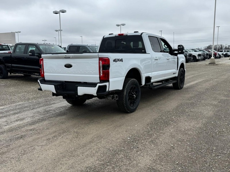 Ford Super Duty F-250 SRW Vehicle Full-screen Gallery Image 3