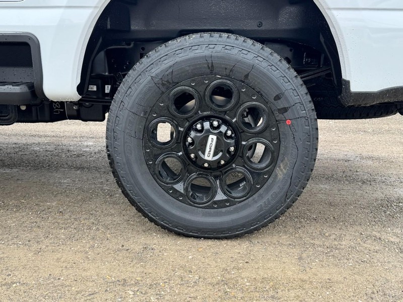 Ford Super Duty F-250 SRW Vehicle Full-screen Gallery Image 6