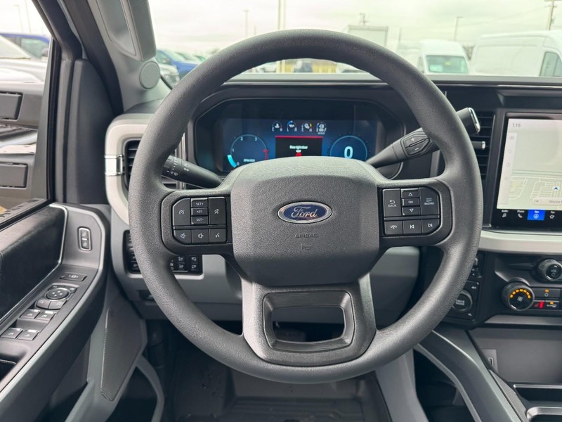 Ford Super Duty F-250 SRW Vehicle Full-screen Gallery Image 11