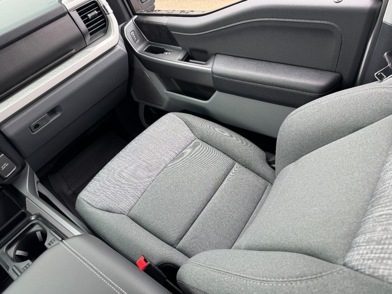 Ford Super Duty F-250 SRW Vehicle Full-screen Gallery Image 14