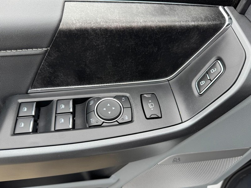 Ford Super Duty F-250 SRW Vehicle Full-screen Gallery Image 15