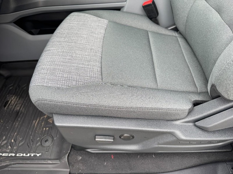 Ford Super Duty F-250 SRW Vehicle Full-screen Gallery Image 17