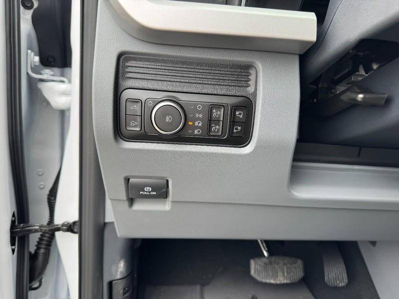 Ford Super Duty F-250 SRW Vehicle Full-screen Gallery Image 18