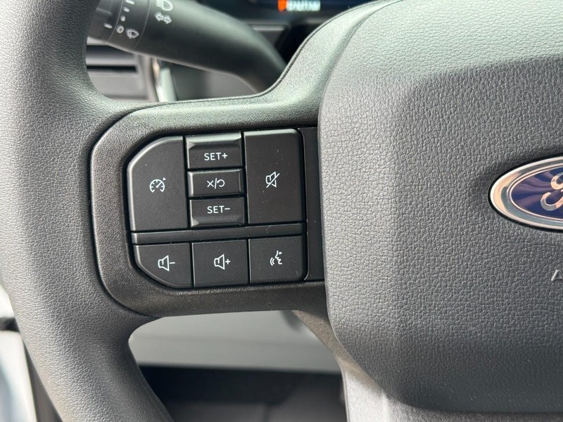 Ford Super Duty F-250 SRW Vehicle Full-screen Gallery Image 19