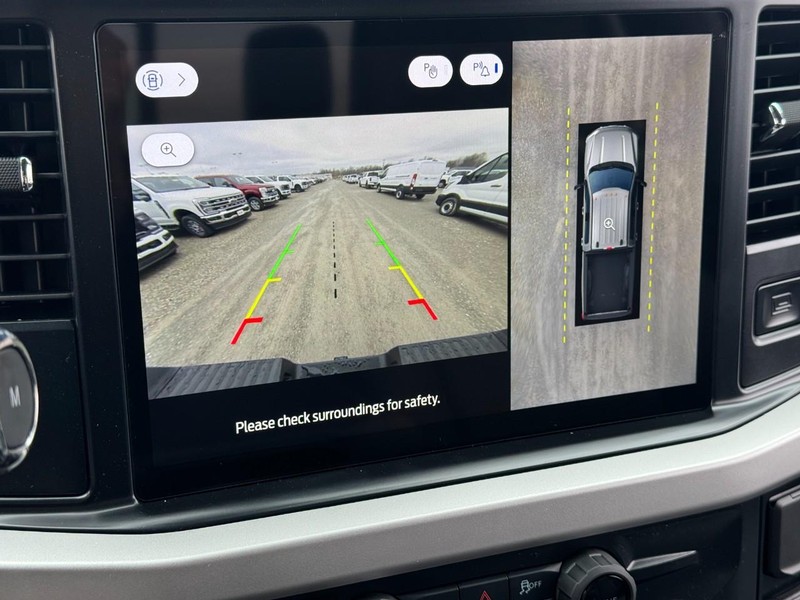 Ford Super Duty F-250 SRW Vehicle Full-screen Gallery Image 22