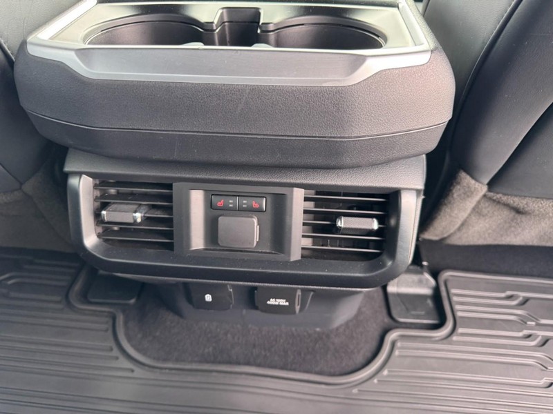 Ford F-150 Vehicle Full-screen Gallery Image 16