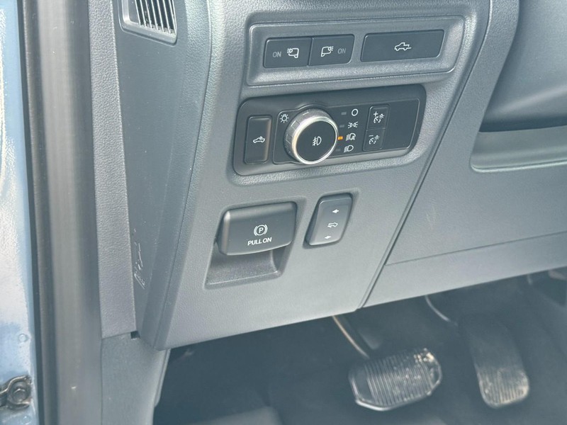 Ford F-150 Vehicle Full-screen Gallery Image 17