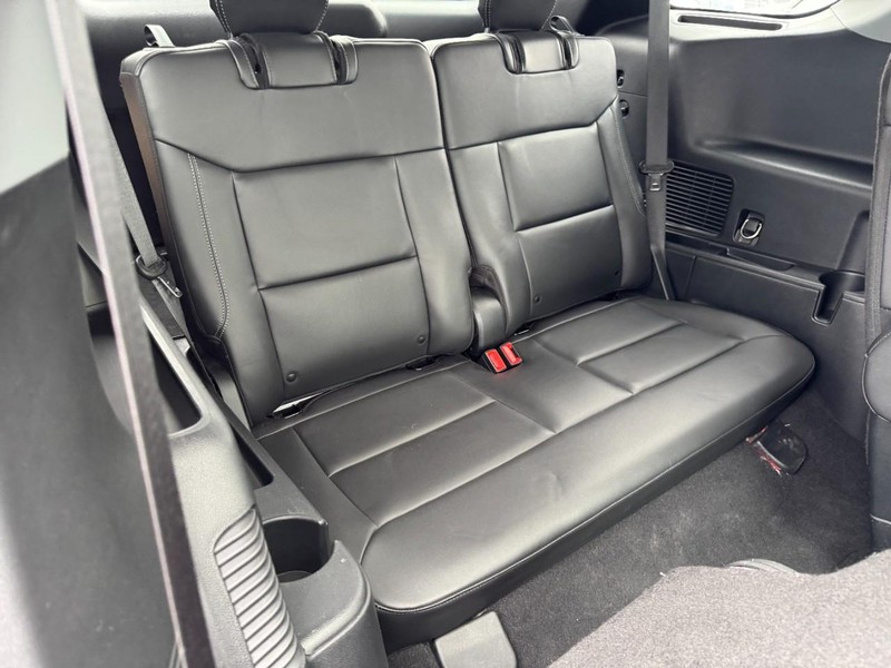 Ford Explorer Vehicle Image 11