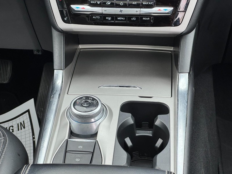 Ford Explorer Vehicle Image 15