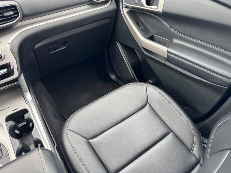 Ford Explorer Vehicle Image 16