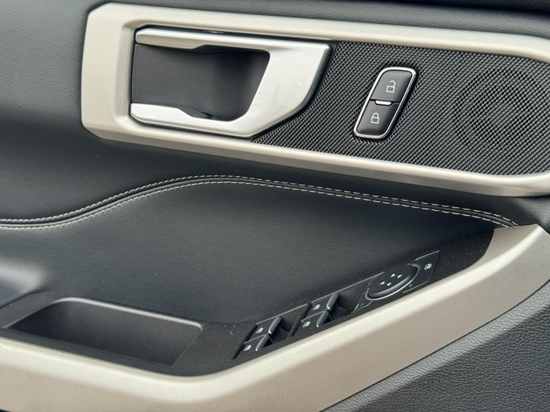 Ford Explorer Vehicle Image 24