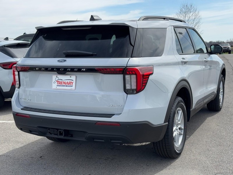 Ford Explorer Vehicle Full-screen Gallery Image 3