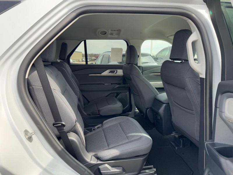 Ford Explorer Vehicle Full-screen Gallery Image 5