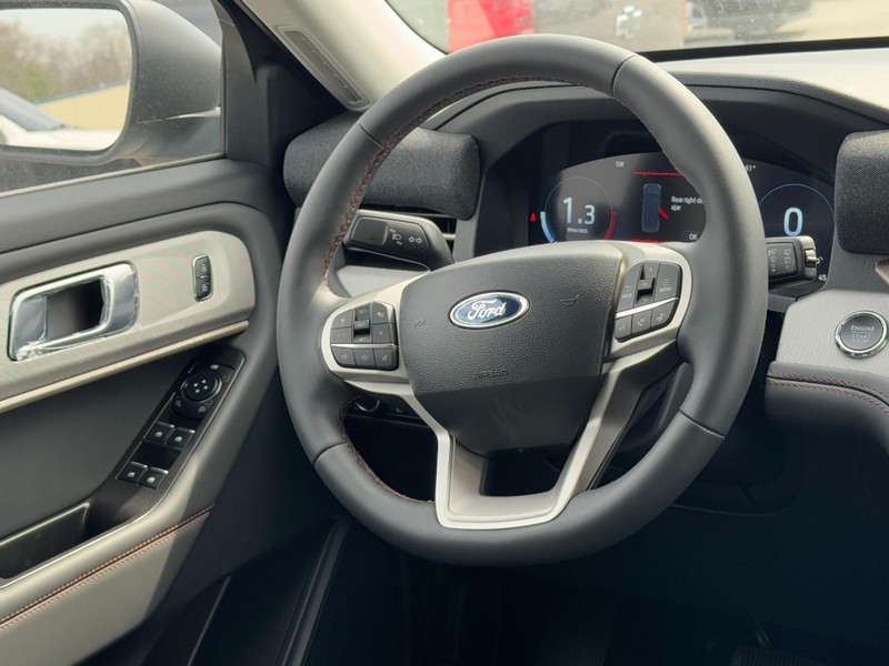 Ford Explorer Vehicle Full-screen Gallery Image 8