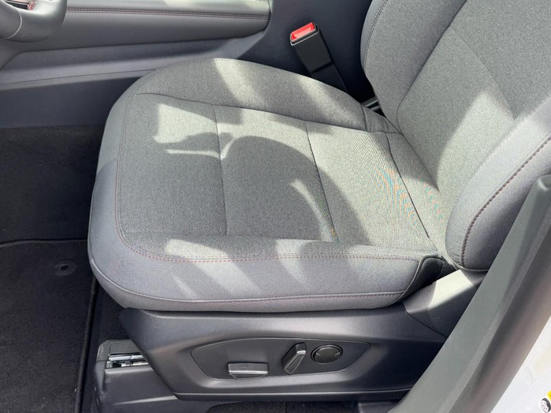 Ford Explorer Vehicle Full-screen Gallery Image 17