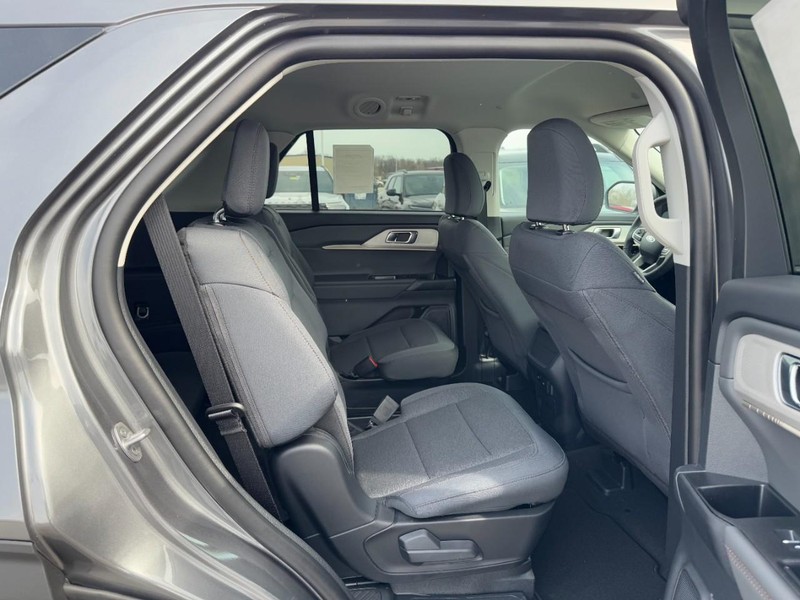 Ford Explorer Vehicle Full-screen Gallery Image 5