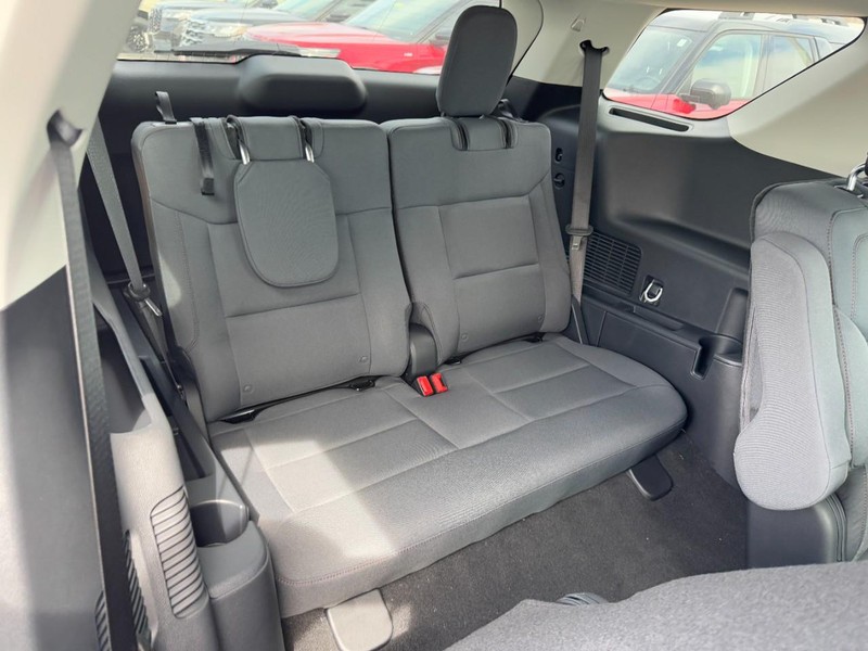 Ford Explorer Vehicle Full-screen Gallery Image 6