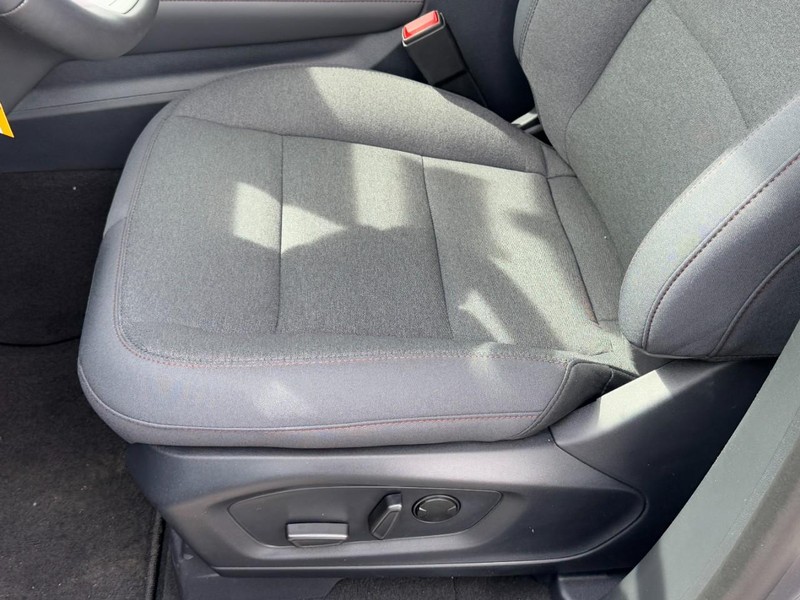 Ford Explorer Vehicle Full-screen Gallery Image 16