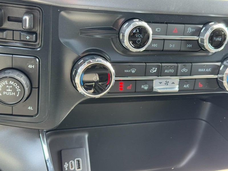 Ford F-150 Vehicle Full-screen Gallery Image 12