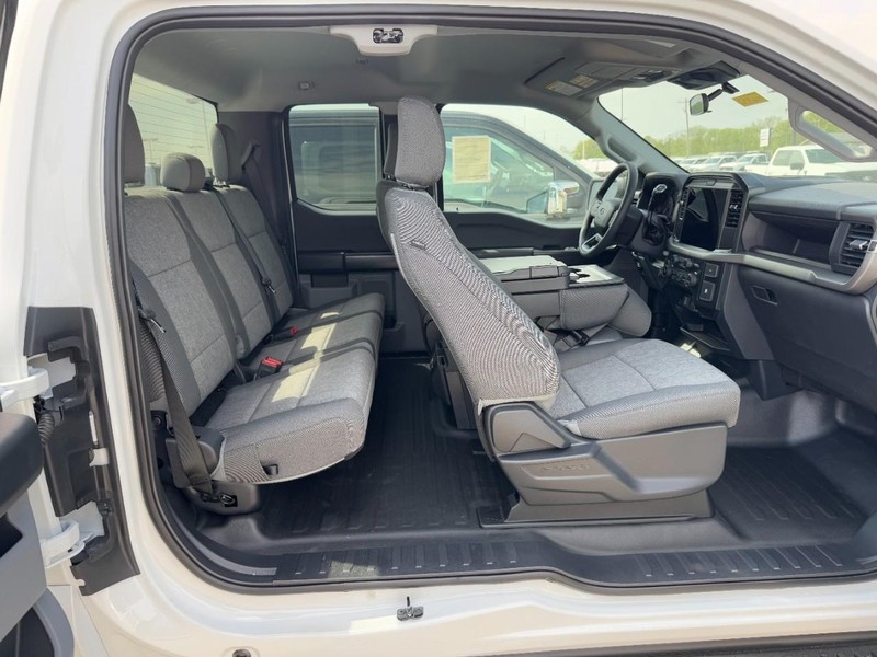 Ford F-150 Vehicle Full-screen Gallery Image 5