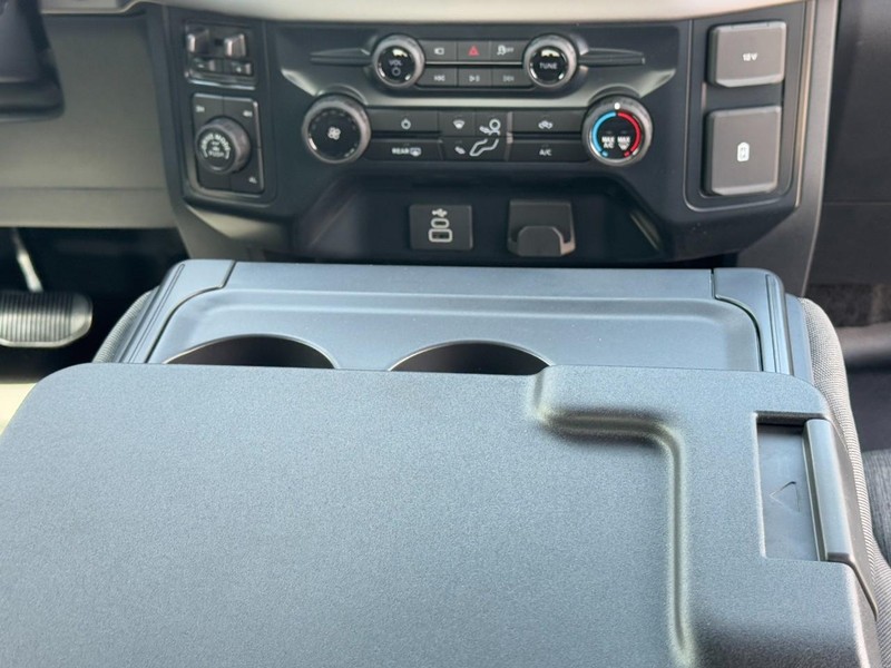 Ford F-150 Vehicle Full-screen Gallery Image 9
