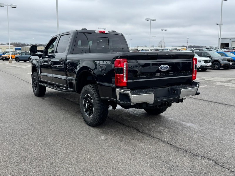 Ford Super Duty F-250 SRW Vehicle Full-screen Gallery Image 5