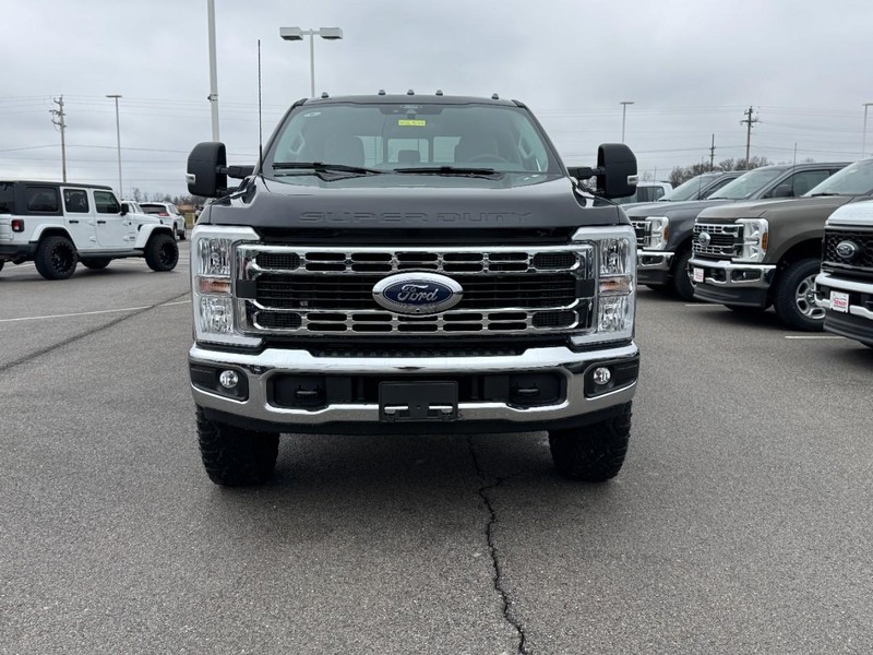 Ford Super Duty F-250 SRW Vehicle Full-screen Gallery Image 8