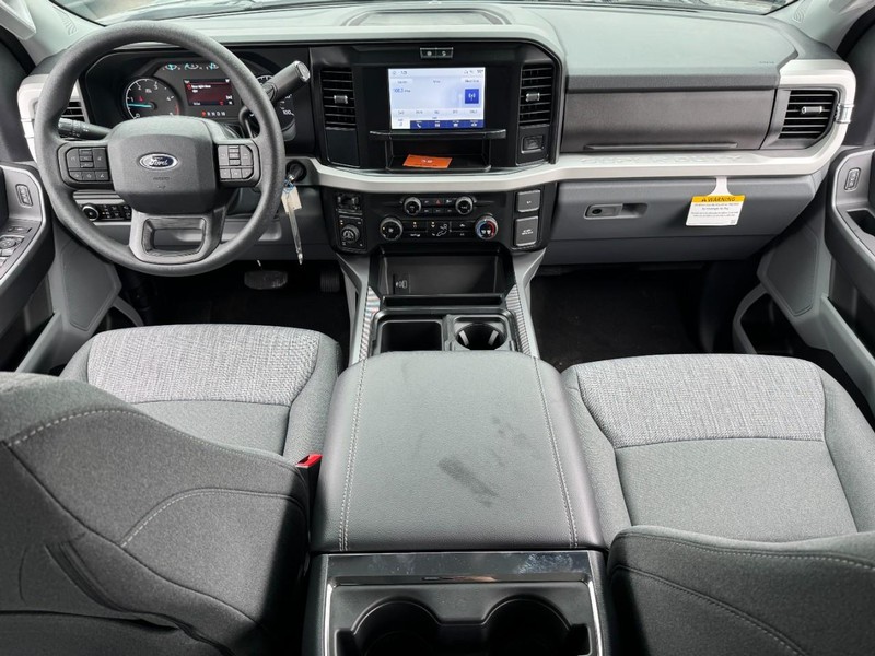 Ford Super Duty F-250 SRW Vehicle Full-screen Gallery Image 10