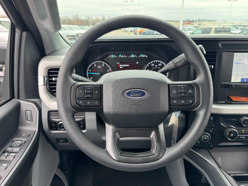 Ford Super Duty F-250 SRW Vehicle Full-screen Gallery Image 11