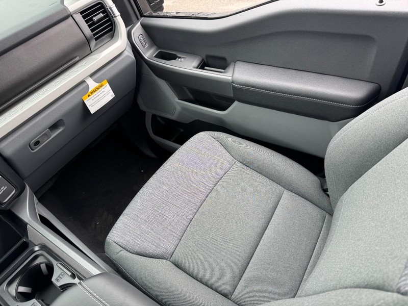 Ford Super Duty F-250 SRW Vehicle Full-screen Gallery Image 14