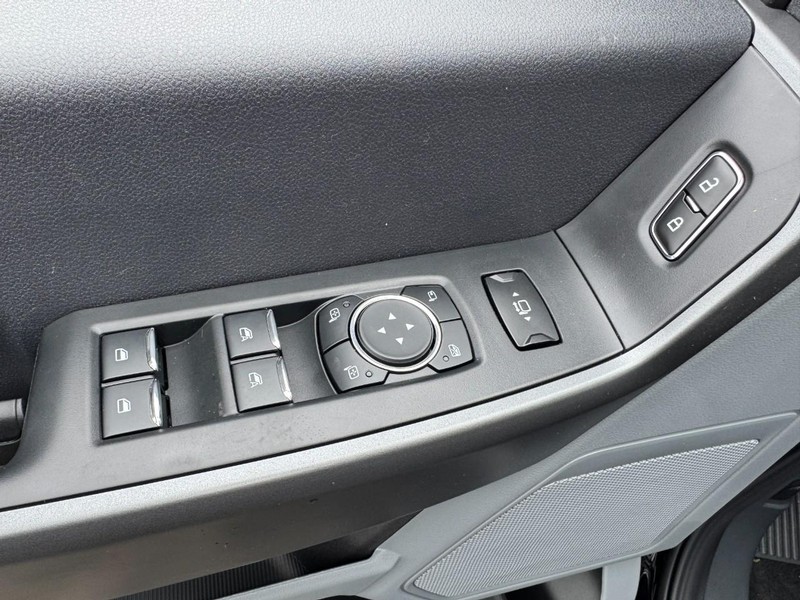 Ford Super Duty F-250 SRW Vehicle Full-screen Gallery Image 15