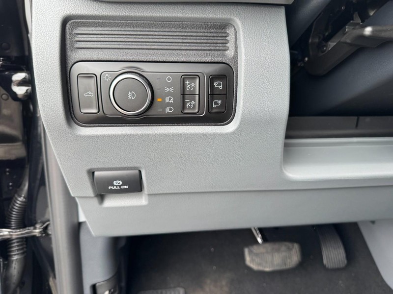 Ford Super Duty F-250 SRW Vehicle Full-screen Gallery Image 17