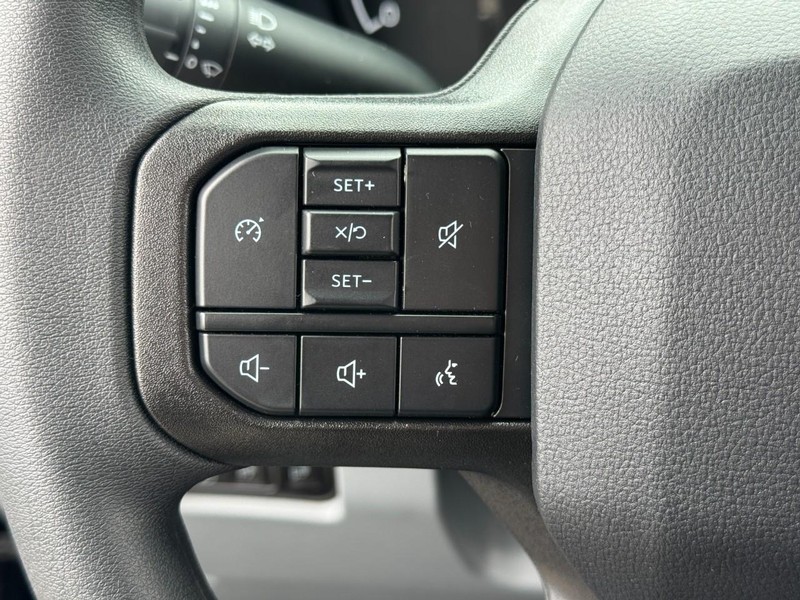 Ford Super Duty F-250 SRW Vehicle Full-screen Gallery Image 18