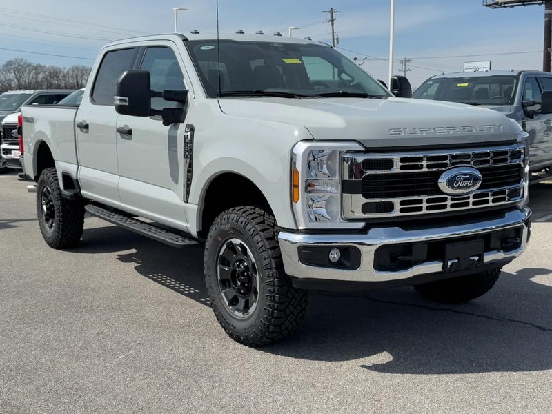 Ford Super Duty F-350 SRW Vehicle Full-screen Gallery Image 2
