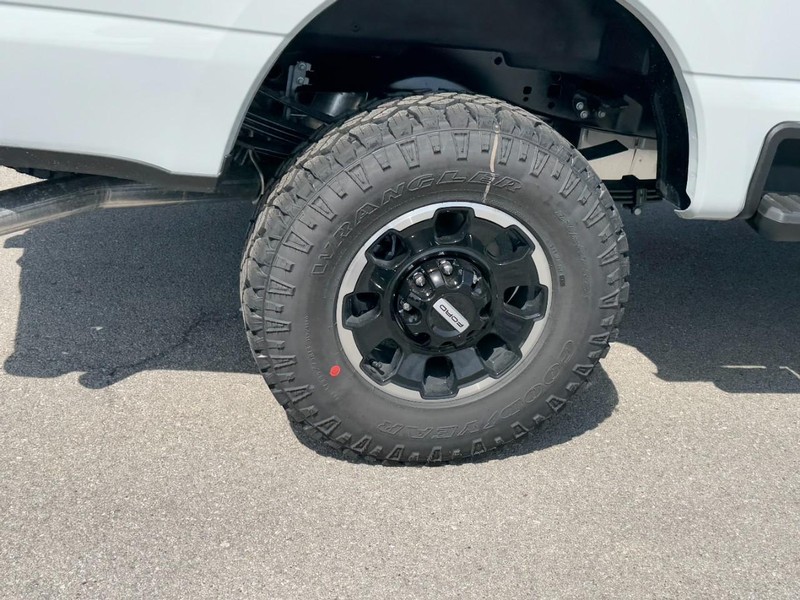 Ford Super Duty F-350 SRW Vehicle Full-screen Gallery Image 4