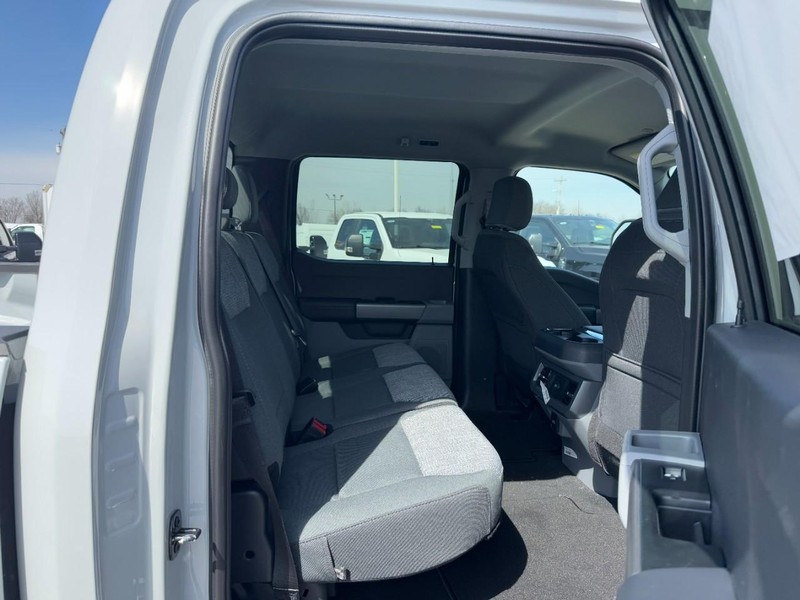 Ford Super Duty F-350 SRW Vehicle Full-screen Gallery Image 5