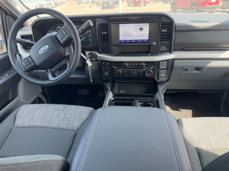 Ford Super Duty F-350 SRW Vehicle Full-screen Gallery Image 6