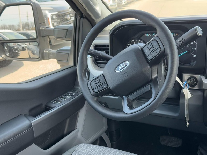 Ford Super Duty F-350 SRW Vehicle Full-screen Gallery Image 7