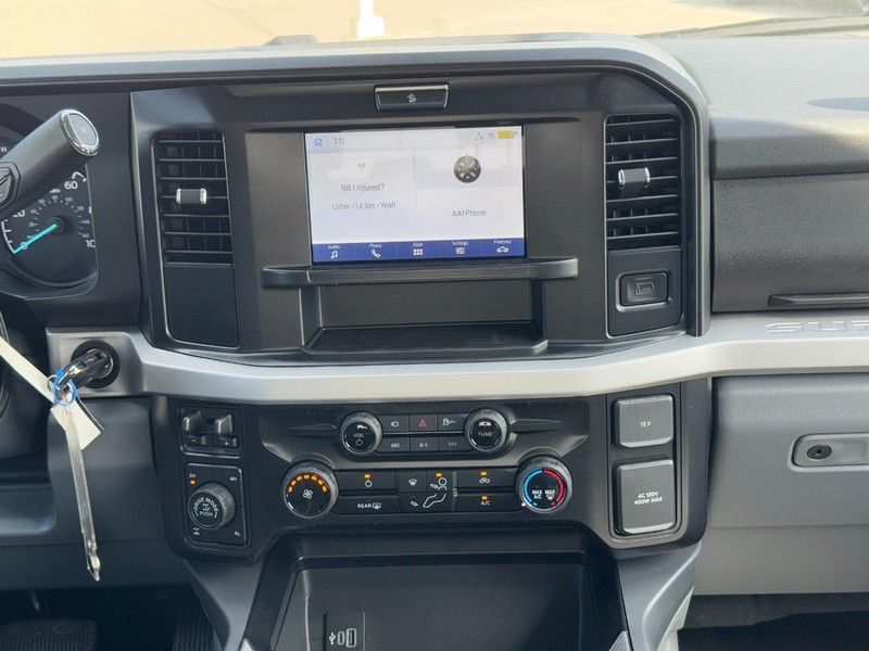 Ford Super Duty F-350 SRW Vehicle Full-screen Gallery Image 8