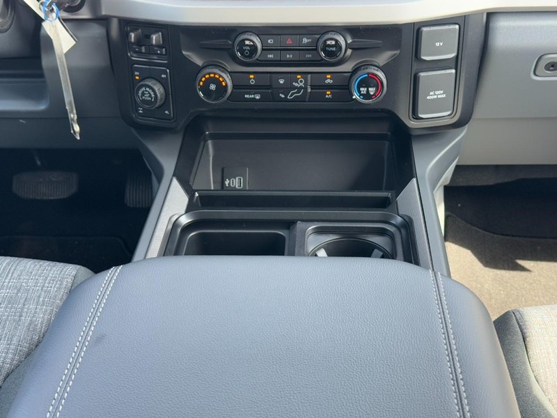 Ford Super Duty F-350 SRW Vehicle Full-screen Gallery Image 9