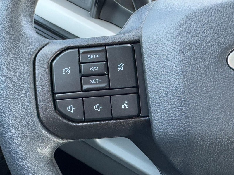 Ford Super Duty F-350 SRW Vehicle Full-screen Gallery Image 10