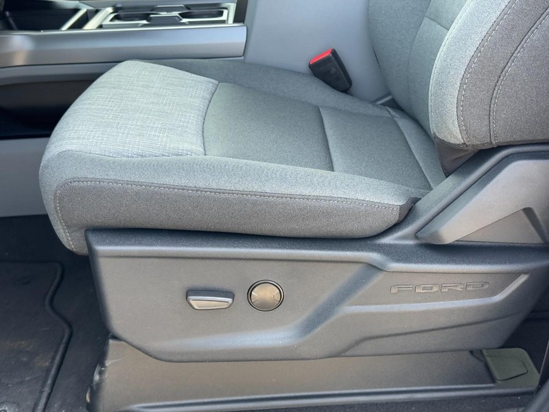 Ford Super Duty F-350 SRW Vehicle Full-screen Gallery Image 14