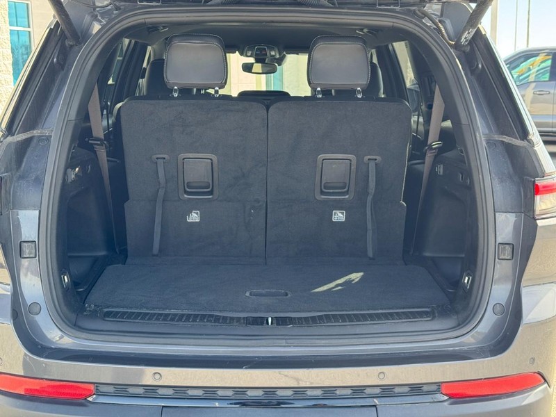 Jeep Grand Cherokee L Vehicle Full-screen Gallery Image 4